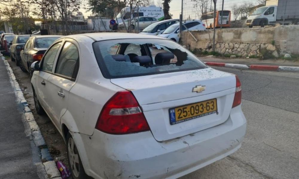 إصابة 4 مستوطنين بجروح إثر رشق مركبتهم بالحجارة قرب القدس