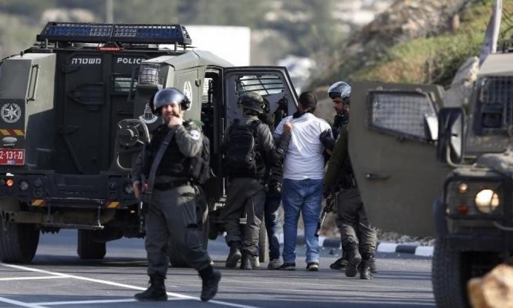 الاحتلال يعتقل 3 مواطنين عقب مداهمة منازلهم بالقدس
