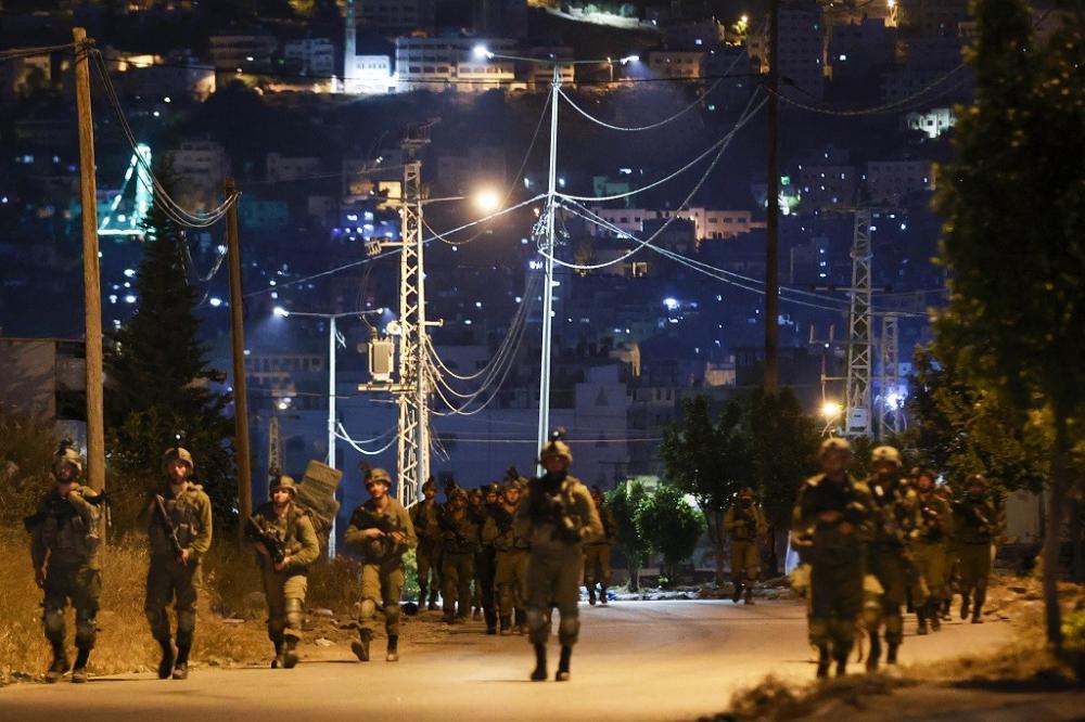 اعتقلت قوات الاحتلال شابا في بلدة تقوع جنوب شرقي مدينة بيت لحم.