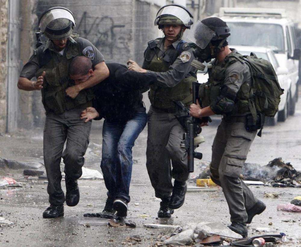 إلى جانب الهجوم على جنين ، يبدأ الاحتلال حملة اعتقالات في الضفة الغربية.