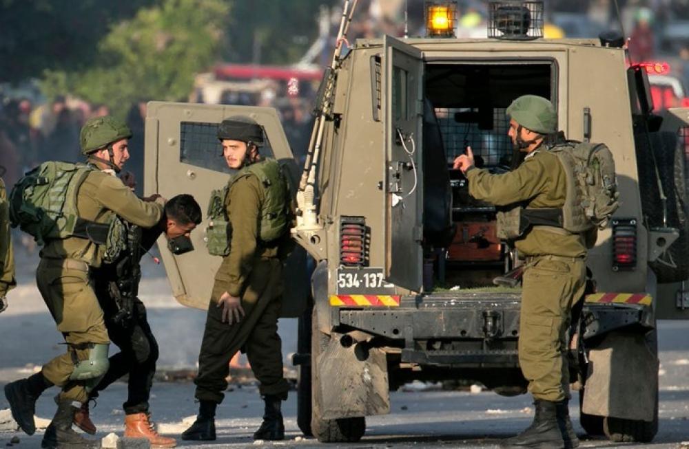 عندما استولت قوات الاحتلال الإسرائيلي على مدينة البيرة ، اعتقلت 3 شبان.