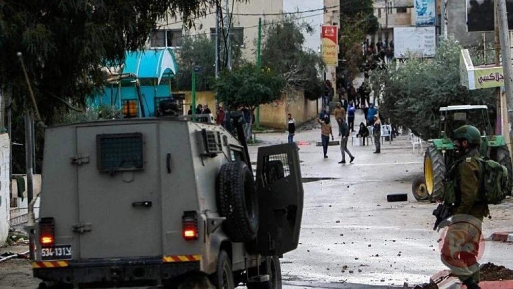 وفي غرب مدينة جنين ، أصيب شخصان بعيارات معدنية خلال اشتباكات مع قوات الاحتلال.