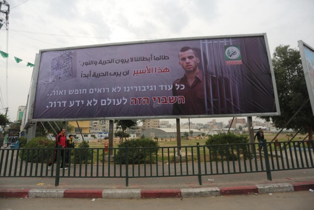 وكان الجندي الإسرائيلي "شاؤول آرون" قد أسر من قبل "القسام" قبل تسع سنوات.