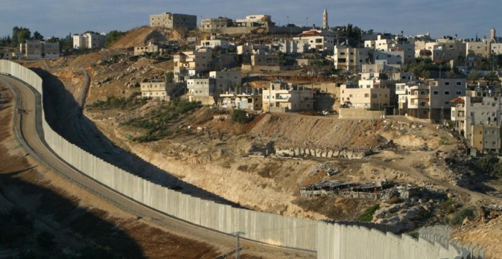 مجتمع فلسطيني خارج القدس ، السواحرة الشرقية ، معزول بجدار.