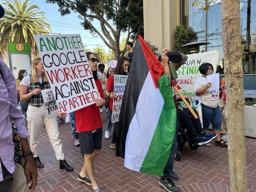 وقفة احتجاجية لدعم الفلسطينيين خارج مؤتمر "جوجل".