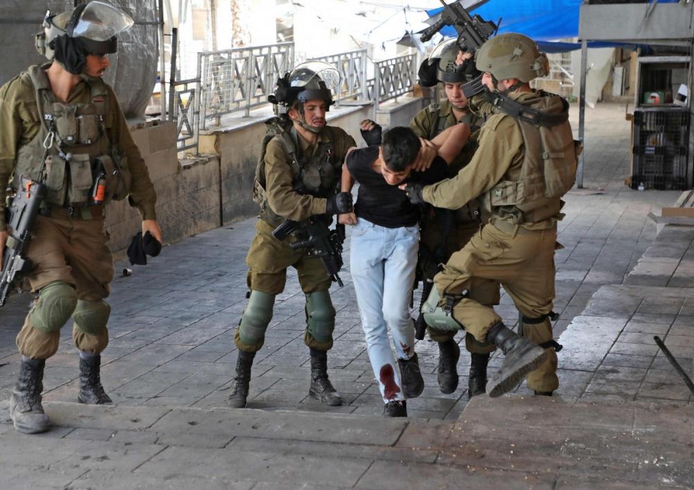 اعتقال سبعة أفراد من قبل قوات الاحتلال في الضفة الغربية.