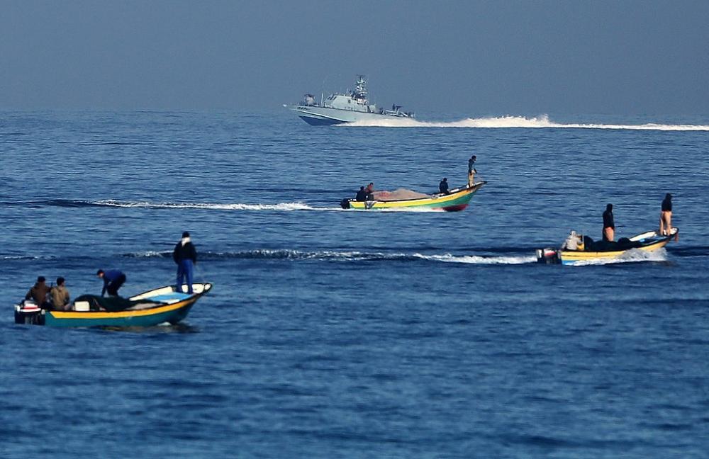 وفي بحر غزة تستهدف قوات الاحتلال البحرية الصيادين.