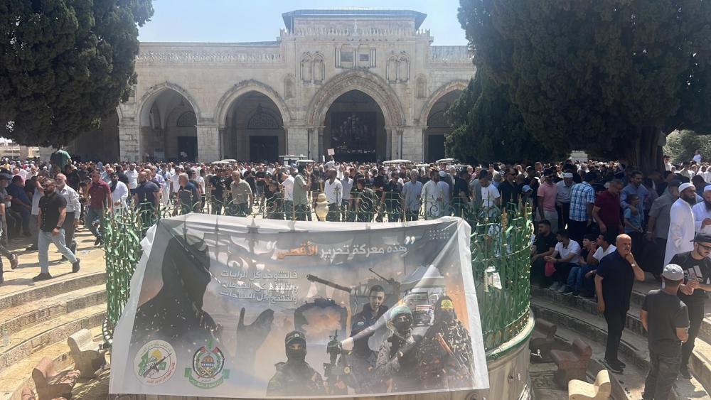 نصب لافتة كبيرة تكريما لمحمد الضيف وكتائب القسام في المسجد الأقصى
