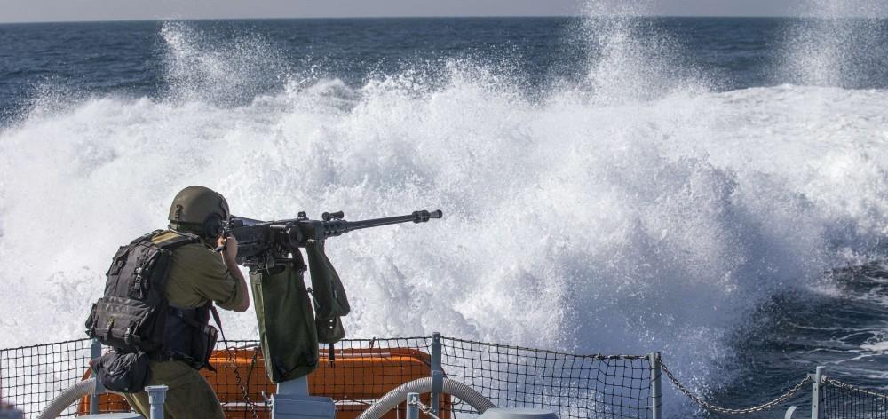 مراكب الصيادين تتعرض لإطلاق نار من قبل سفن الاحتلال في بحر غزة.