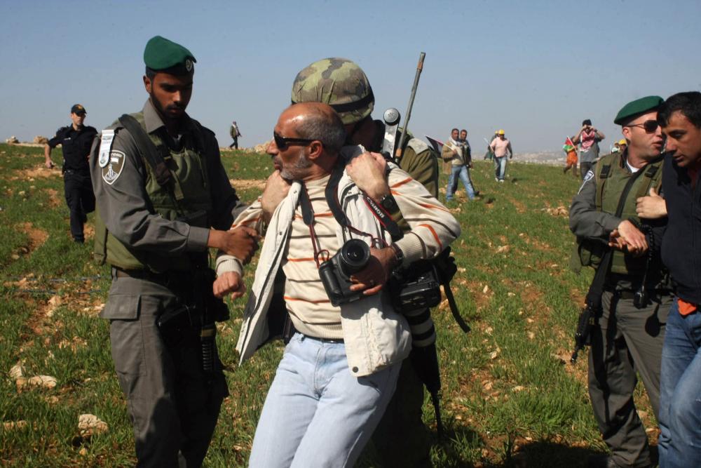 دور الإعلام في فضح فظائع الاحتلال تشيد به حركة حماس في يوم التضامن مع الصحفي الفلسطيني.