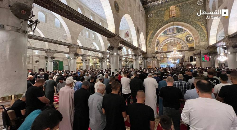 كثير من الناس يزورون المسجد الأقصى لأداء صلاة الفجر.