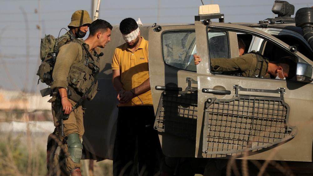 الاحتلال يعتقل سبعة مواطنين خلال مداهمات في الضفة الغربية والقدس.