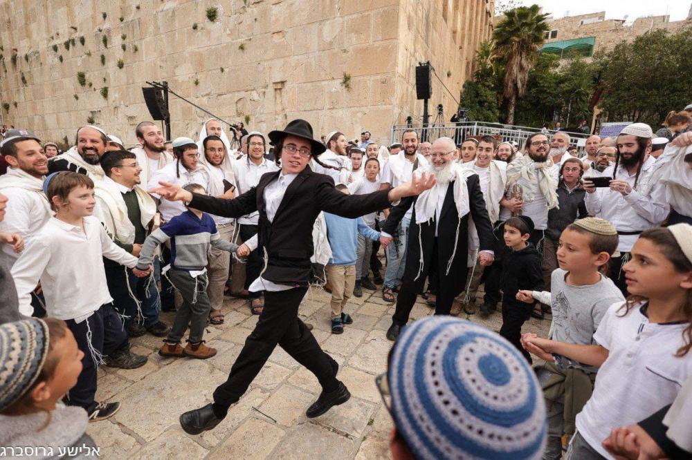 مسيرة استفزازية للمستوطنين في القدس لتكريم "العرش" رفعت درجة التأهب.