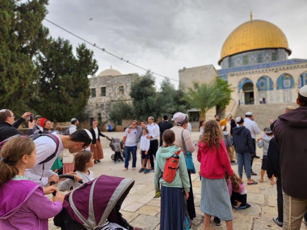 وفي اليوم السادس من "عيد العرش" يهاجم مئات الإسرائيليين المسجد الأقصى.