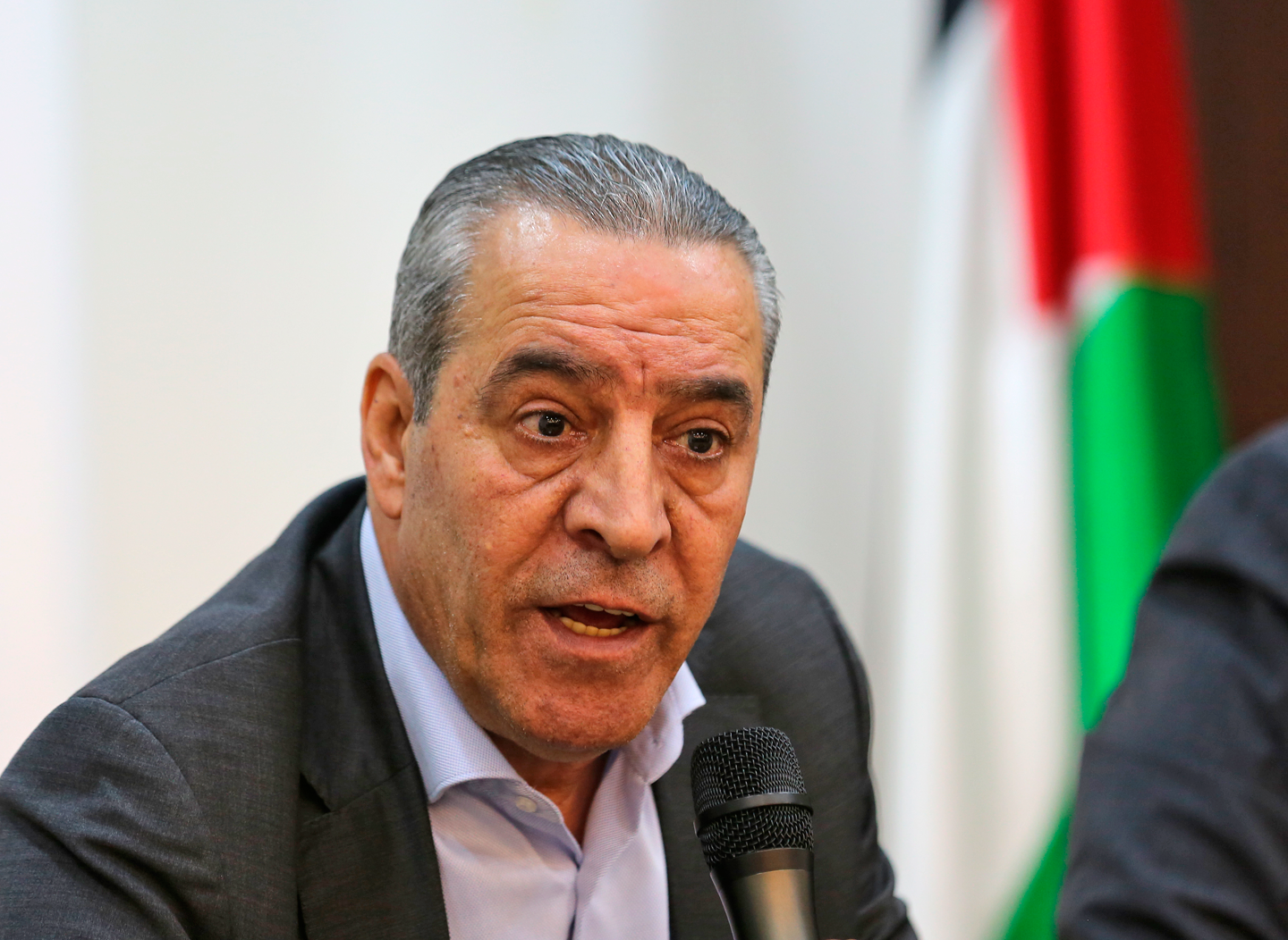 الشيخ: لأن إسرائيل طالبت بعدم إرسال الأموال إلى قطاع غزة، فإن القيادة ترفض قبول "التخليص".