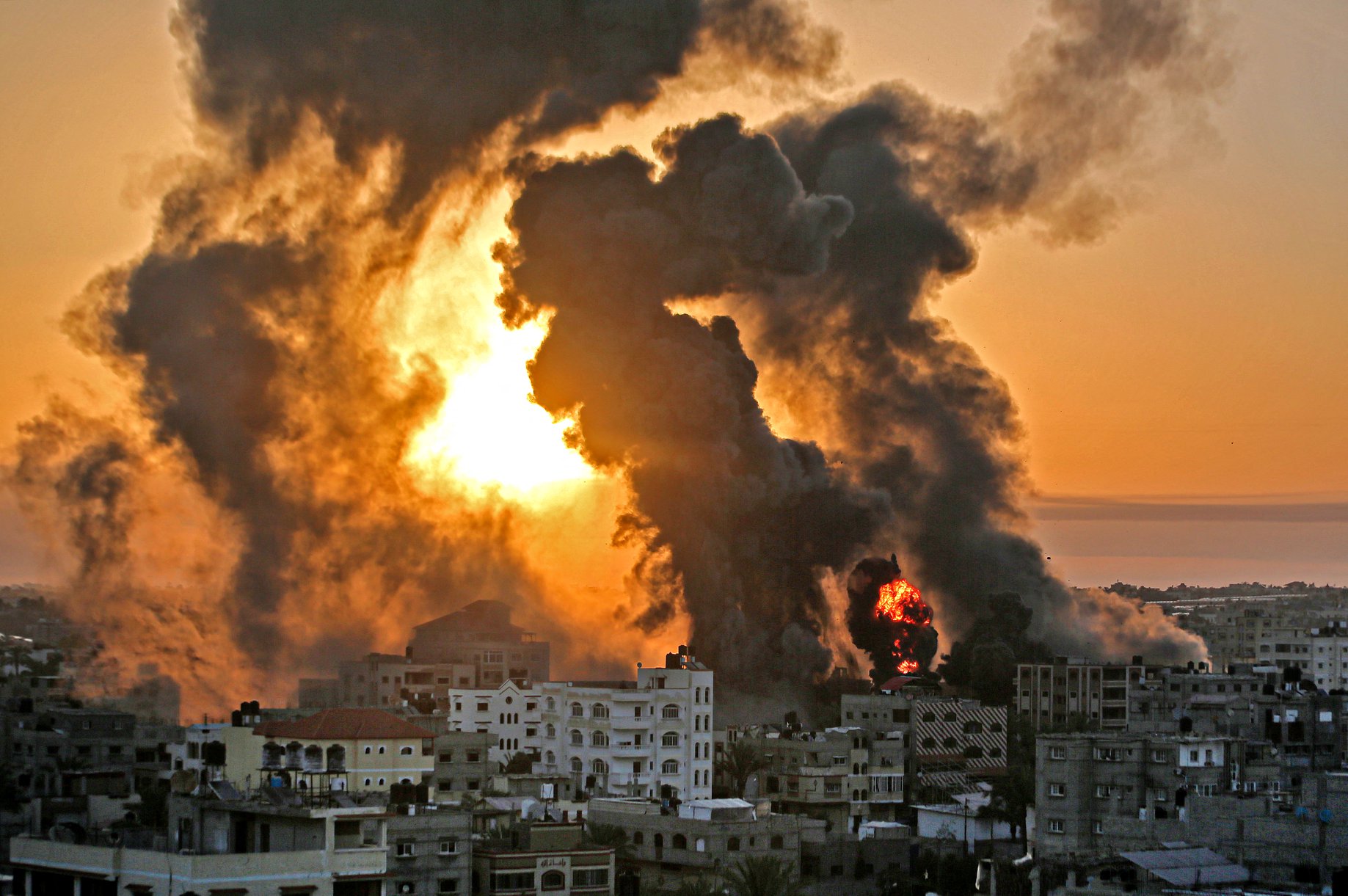 وفي اليوم الحادي والثلاثين للعدوان، واصلت إسرائيل قصفها لقطاع غزة، مما أدى إلى سقوط العديد من الشهداء والجرحى.