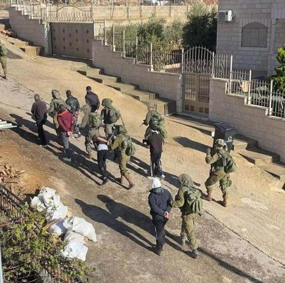 الاحتلال يبدأ حملة اعتقالات في الضفة الغربية.