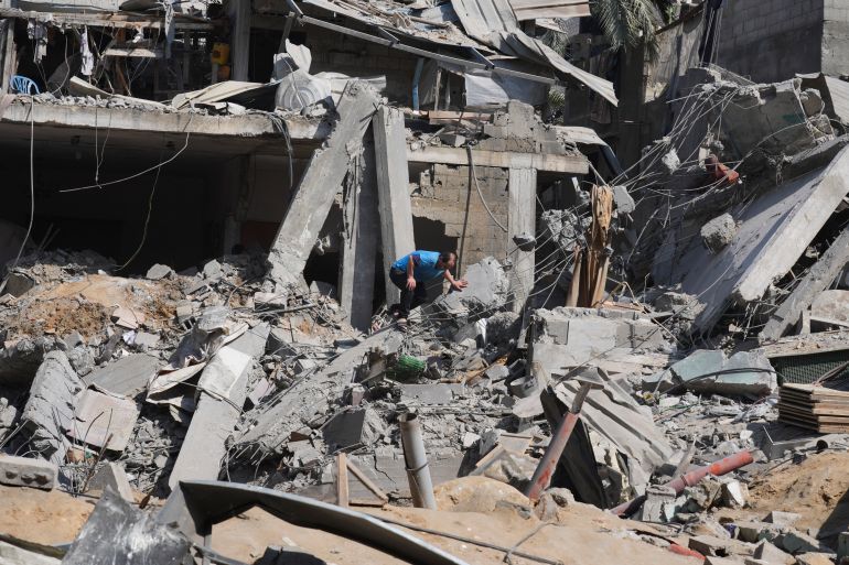 ووفقا لمسؤولين في غزة، فإن إسرائيل تهاجم مخيم المغازي للاجئين، مما أسفر عن مقتل العشرات من الأشخاص.