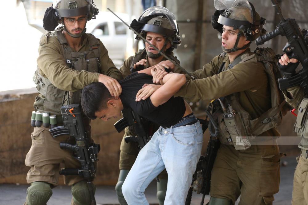 و55 مواطناً تعرضوا لحملة اعتقالات بدأها الاحتلال في القدس والضفة الغربية.