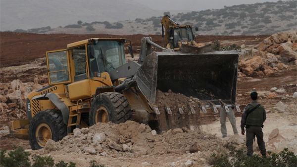 بالقرب من بيت لحم، القوات الإسرائيلية تدمر مغارة وتدمر طريقا.
