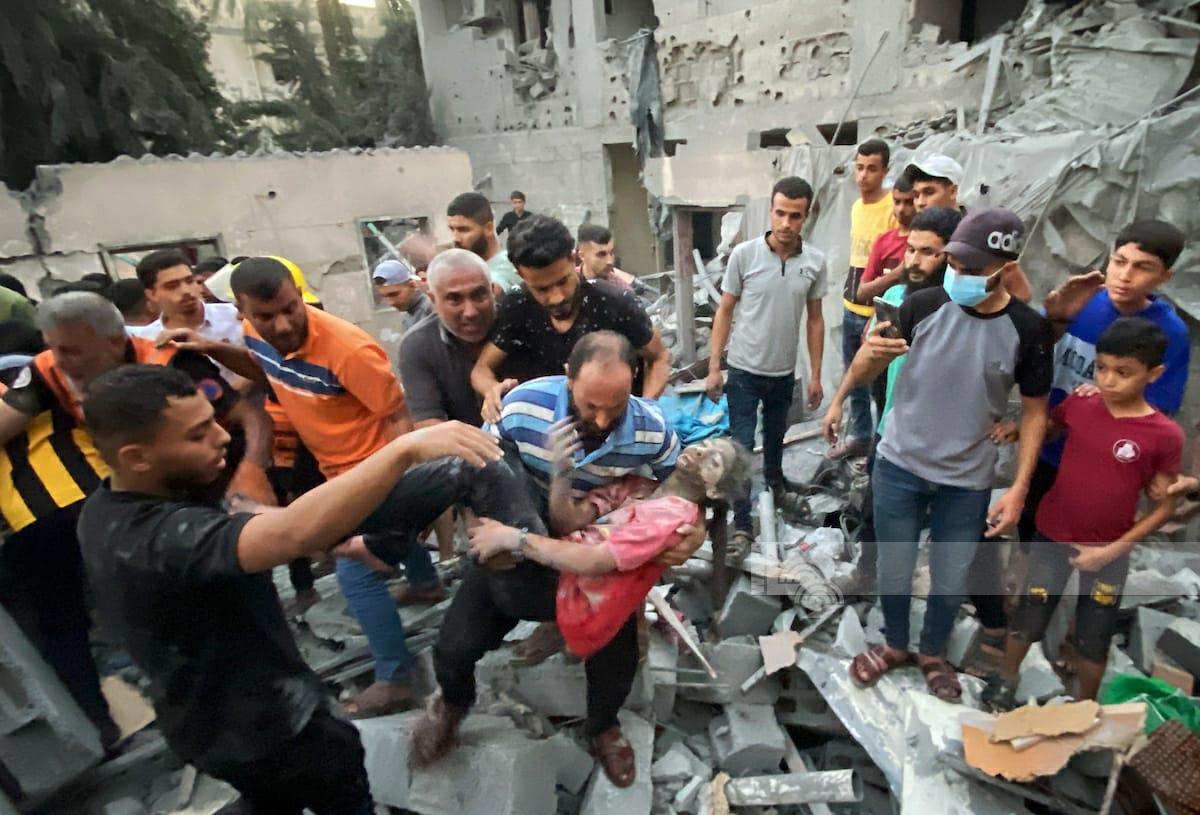 وقُتل عشرة مدنيين في غارة جوية إسرائيلية في خان يونس، من بينهم أطفال أبرياء.
