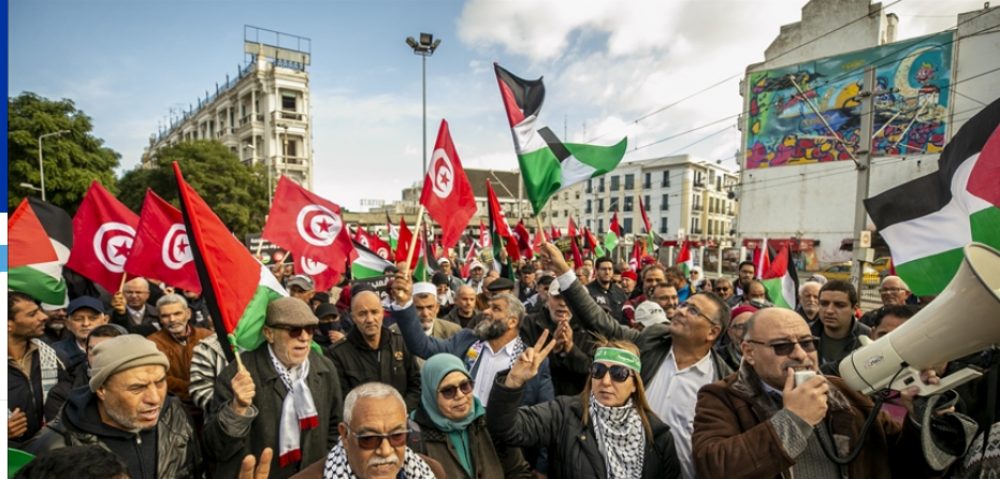 متظاهرون يتظاهرون أمام السفارة الأمريكية في تونس يطالبون بوقف الحرب على غزة.