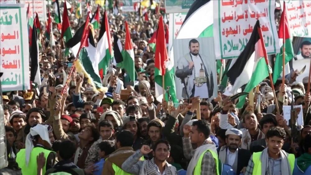 عشرات الآلاف من اليمنيين يحتجون في البحر الأحمر ضد التحالف الأمريكي.