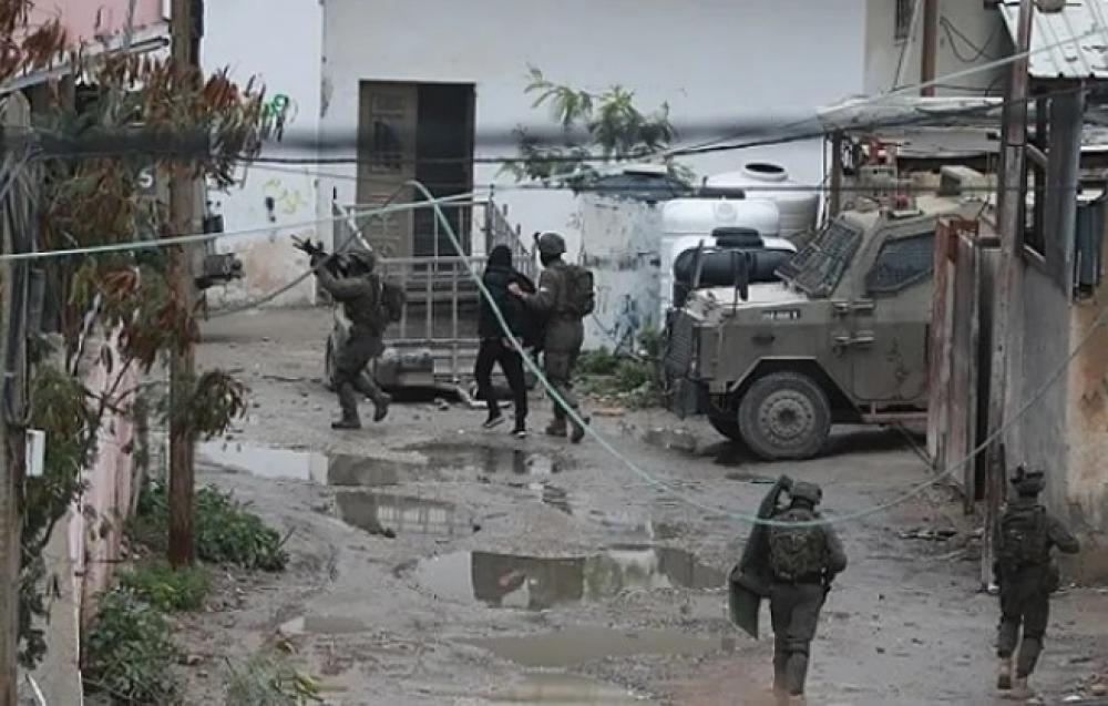 خلال عملية على مخيم الفارعة الاحتلال يعتقل ستة مواطنين ويصيب ثلاثة.