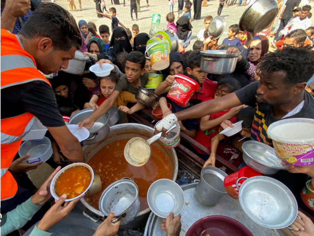 ووفقاً للمسح الأورومتوسطي، يعاني 71% من سكان غزة من الجوع الشديد.