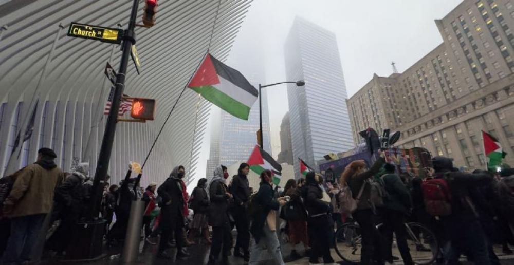 احتجاج مؤيد لغزة يعرقل مدخل مركز التجارة العالمي في نيويورك.