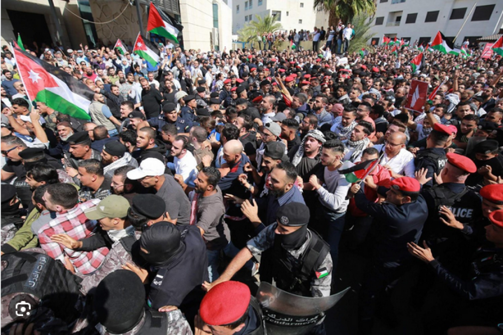 احتجاج كبير ضد مقتل العاروري ولصالح غزة في العاصمة الأردنية عمان