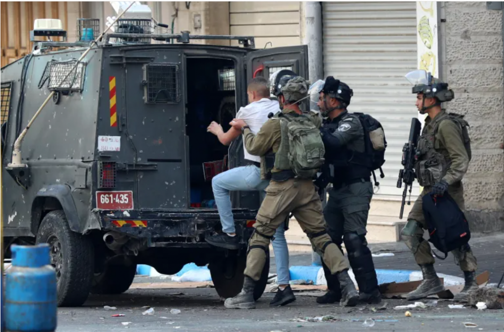 اجتاح الاحتلال، ظهر اليوم، عدداً من المواقع في الضفة الغربية، واعتقل واعتدي على المدنيين.
