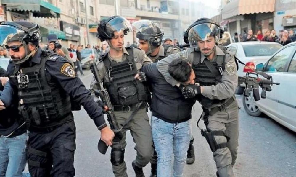 وفي القدس الاحتلال يعتقل شابين ويطلق سراح آخرين.