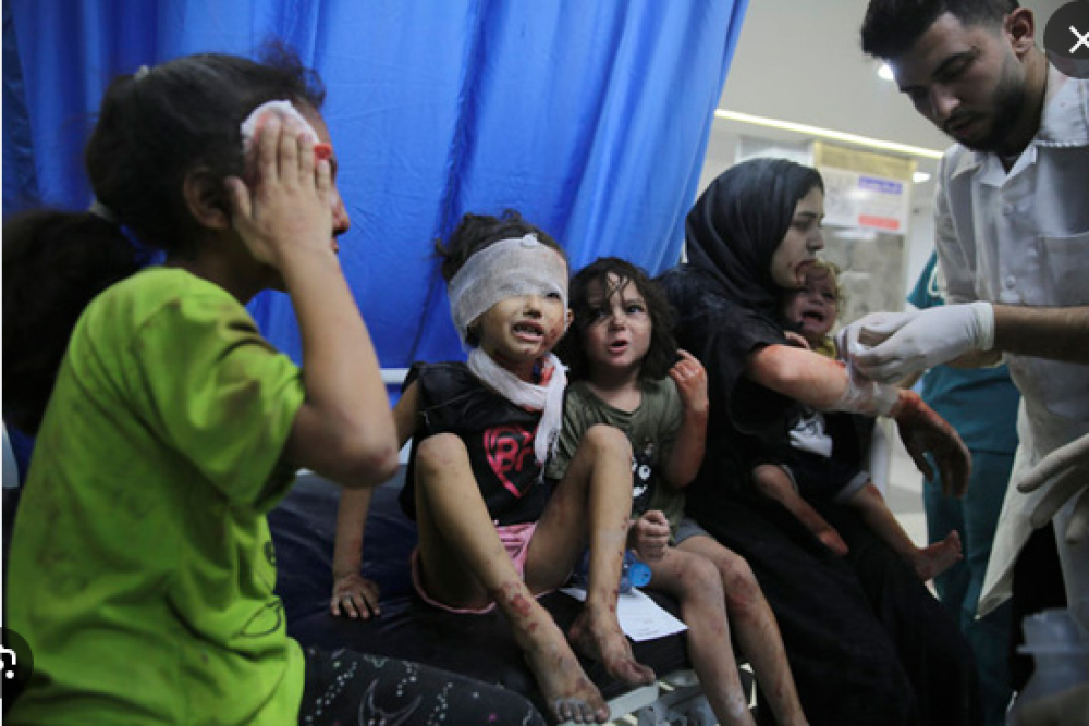 ويتعرض العديد من الجرحى والمرضى لخطر الموت نتيجة للحظر الذي تفرضه إسرائيل والقيود المفروضة على دخول الأدوية إلى قطاع غزة.