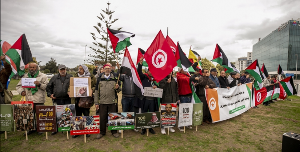 وقفة احتجاجية للمطالبة بإنهاء حرب غزة أمام السفارة الأمريكية في تونس