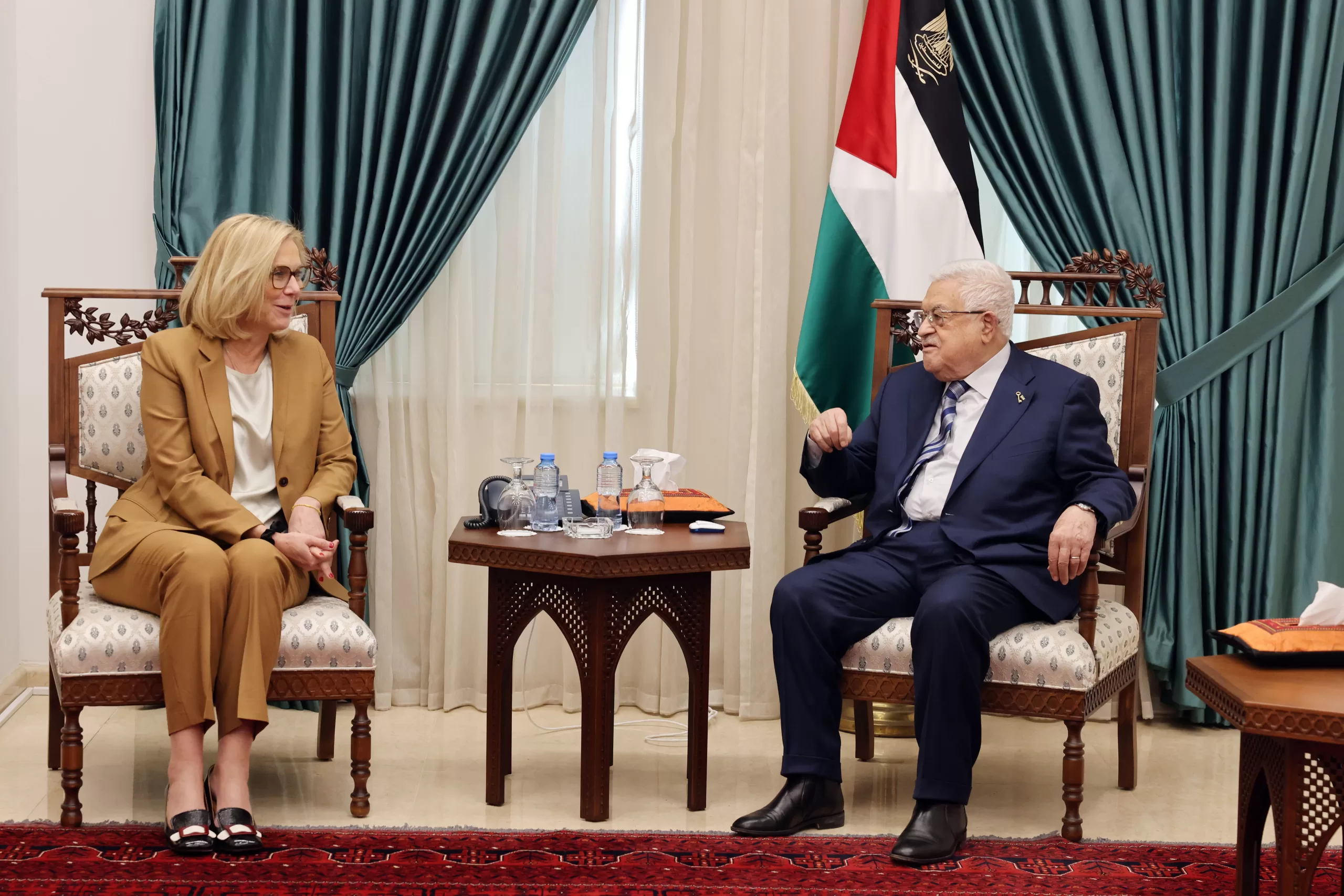 الرئيس عباس يتحدث مع مبعوثة الأمم المتحدة سيغريد كاغ حول الهجوم الإسرائيلي المتصاعد.
