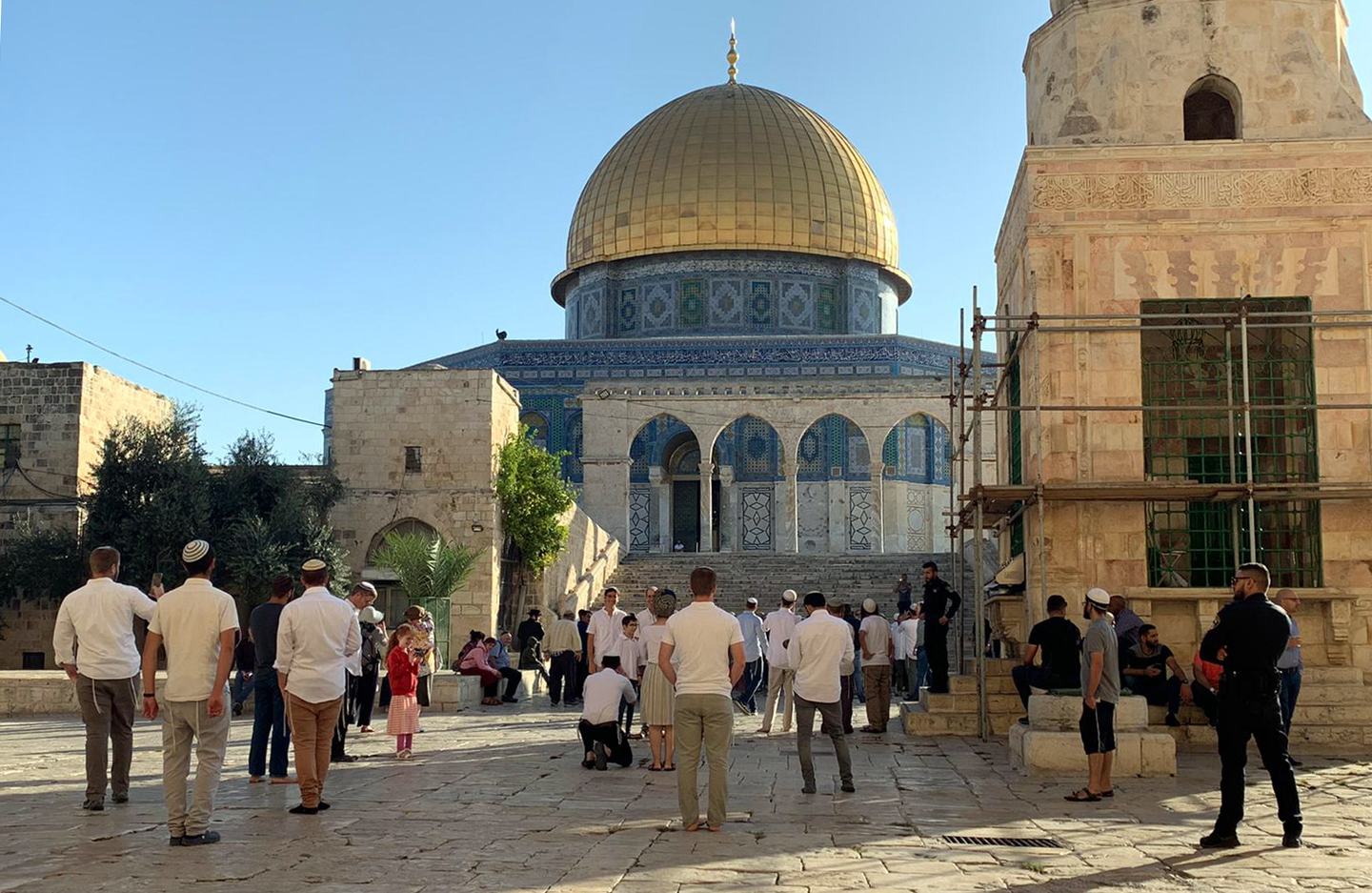 مستوطنون إسرائيليون يقتحمون المسجد الأقصى في القدس.