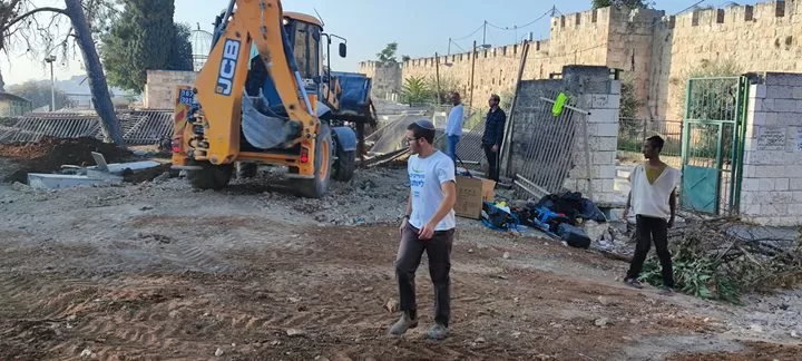 شرطة الاحتلال تقتحم مدينة القدس وتدمر أراضيها بالجرافات