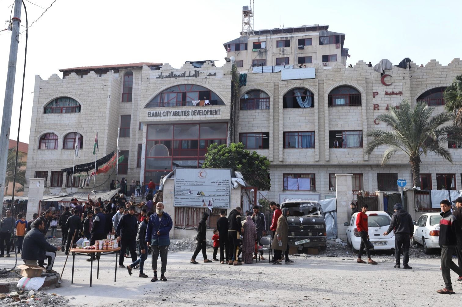 وبحسب مركز لجان المقاومة الشعبية، فقد اقتحمت قوات الاحتلال الإسرائيلي مستشفى غزة ثلاث مرات منذ الصباح.