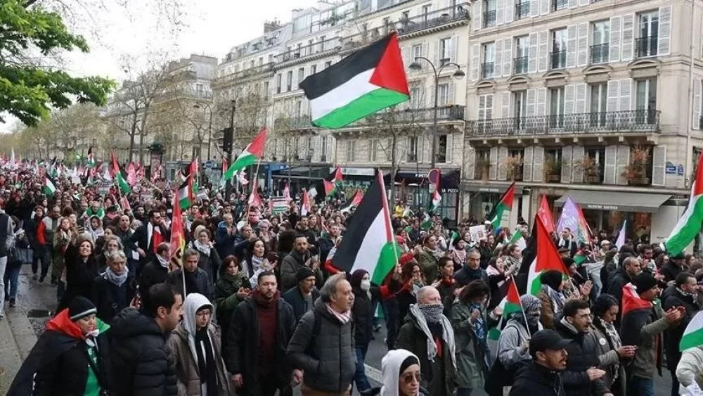 وإحياءً للذكرى الـ48 ليوم الأرض الفلسطيني، الذي يصادف 30 مارس/آذار، نظمت وقفة احتجاجية للمطالبة بوقف عاجل لإطلاق النار في غزة يوم السبت في العاصمة الفرنسية باريس.