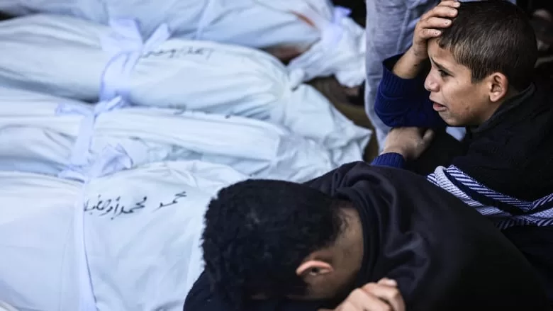 وفي مخيم البريج للاجئين، قتلت غارة جوية إسرائيلية أربعة فلسطينيين.