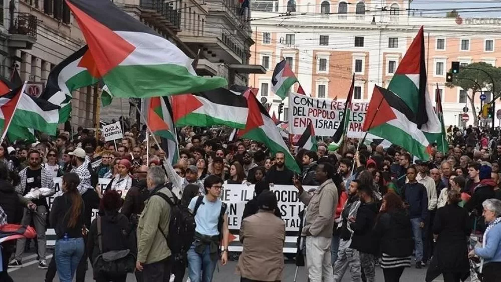 خرجت في العاصمة الإيطالية روما مظاهرة حاشدة ضد الاحتلال الإسرائيلي للأراضي الفلسطينية ومن أجل وضع حد لـ "الإبادة الجماعية" التي ترتكبها في غزة.
