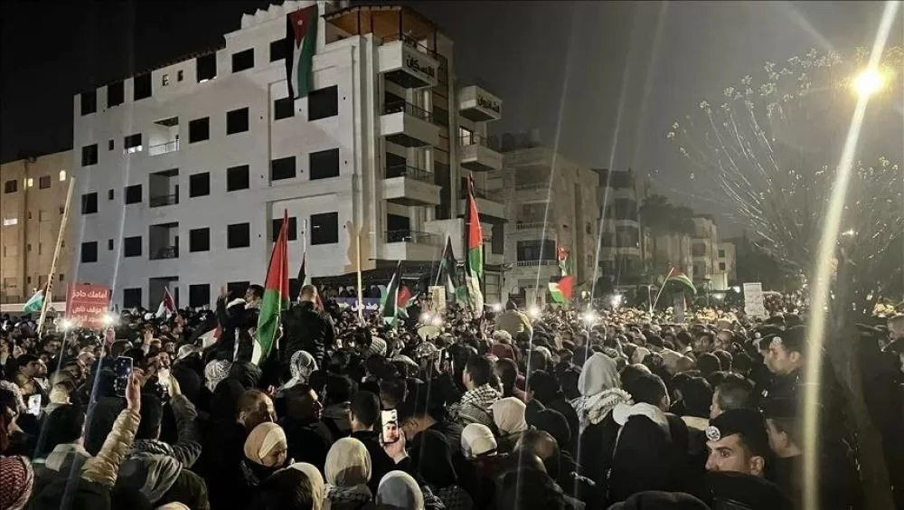 أردنيون يظهرون دعمهم لغزة بتنظيم وقفة احتجاجية أمام سفارة الاحتلال في اليوم الرابع.