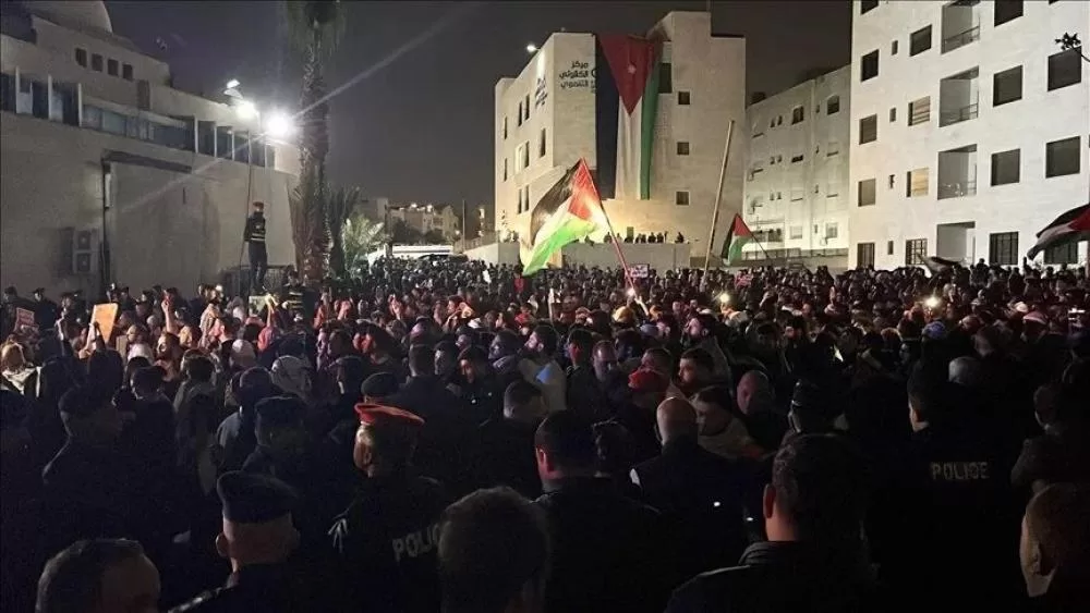 تضامنا مع قطاع غزة، نظم آلاف الأردنيين، اليوم السبت، وقفة احتجاجية أمام سفارة الاحتلال في العاصمة عمان.
