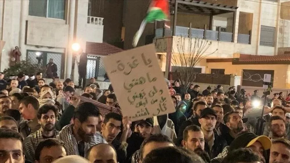 لليوم السادس على التوالي، أظهر آلاف الأردنيين، اليوم الجمعة، دعمهم لقطاع غزة من خلال التظاهر أمام سفارة الاحتلال في عاصمة البلاد عمان.