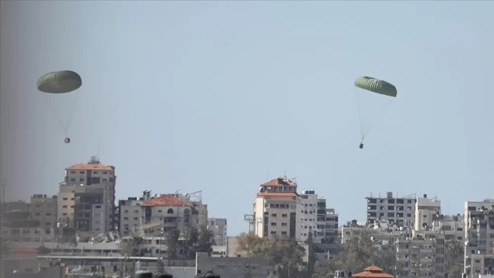 وأعلنت 25 منظمة دولية تعمل في قطاع غزة، الأربعاء، أن بعض الدول التي تقدم مساعدات إغاثة من خلال عمليات الإنزال الجوي، تسلح "إسرائيل" أيضًا بالأسلحة اللازمة لارتكاب "جرائم دولية".
