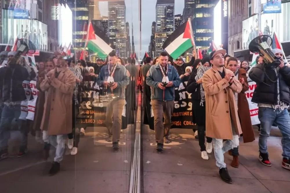 وفي استعراض احتجاجي على انحياز صحيفة نيويورك تايمز الأمريكية لـ"إسرائيل" في الصراع المستمر في قطاع غزة، اقتحم متظاهرون مؤيدون للفلسطينيين المبنى يوم الخميس.