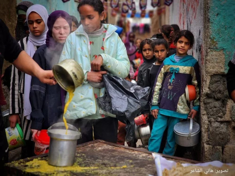يعاني سكان قطاع غزة، وخاصة الأطفال، من سوء تغذية حاد، وفقا للبيانات الصادرة عن وكالة الأمم المتحدة لإغاثة وتشغيل اللاجئين الفلسطينيين (الأونروا). وفي الوقت نفسه، حذر تقرير مدعوم من الأمم المتحدة من مجاعة وشيكة وحالة غذائية سيئة لنصف السكان.