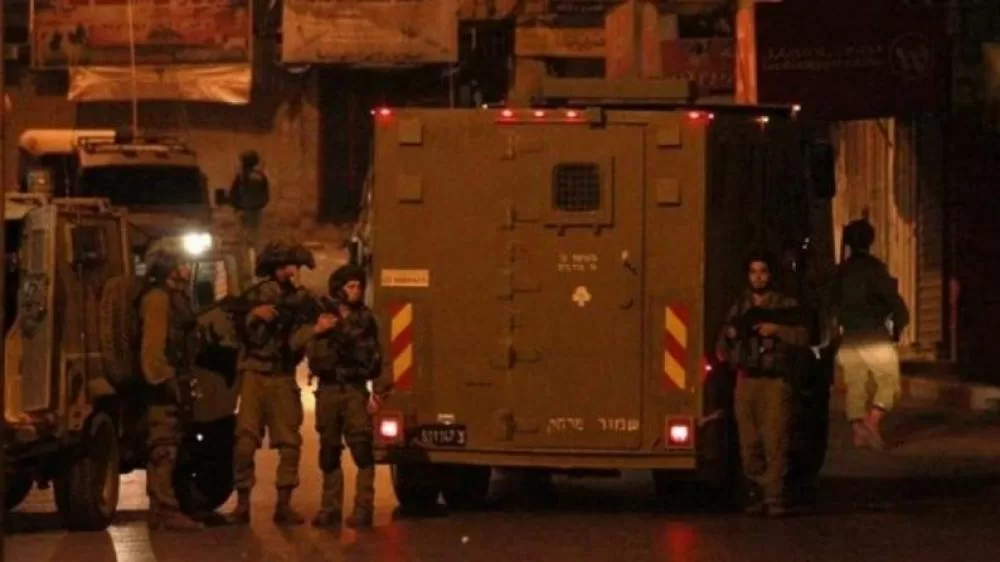 اعتقلت قوات الاحتلال الإسرائيلي، خلال توغلاتها في العديد من محافظات الضفة الغربية المحتلة، اليوم الاثنين، 16 مواطناً.