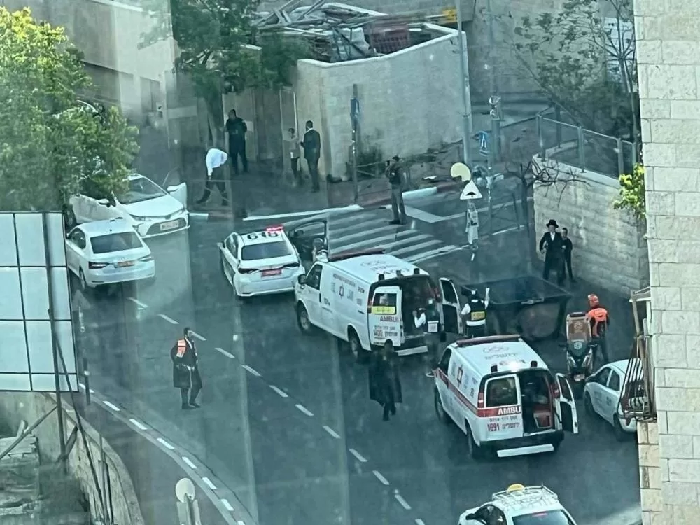 أصيب ثلاثة مستوطنين بجروح في عملية دهس غرب القدس المحتلة.